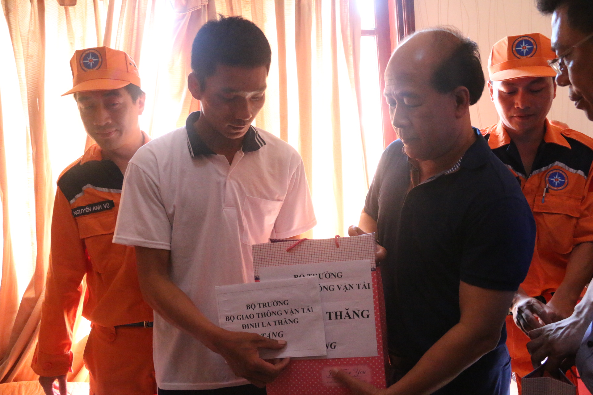 Anh Tường nhận quà từ thứ trưởng Bộ GTVT Nguyễn Văn Công