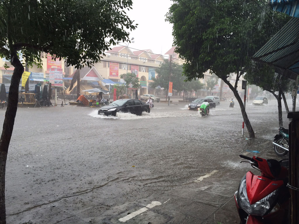 Khu vực chợ Trung tâm TP.Tuy Hòa trên đường Trần Hưng Đạo ngập nặng chỉ sau một trận mưa lớn