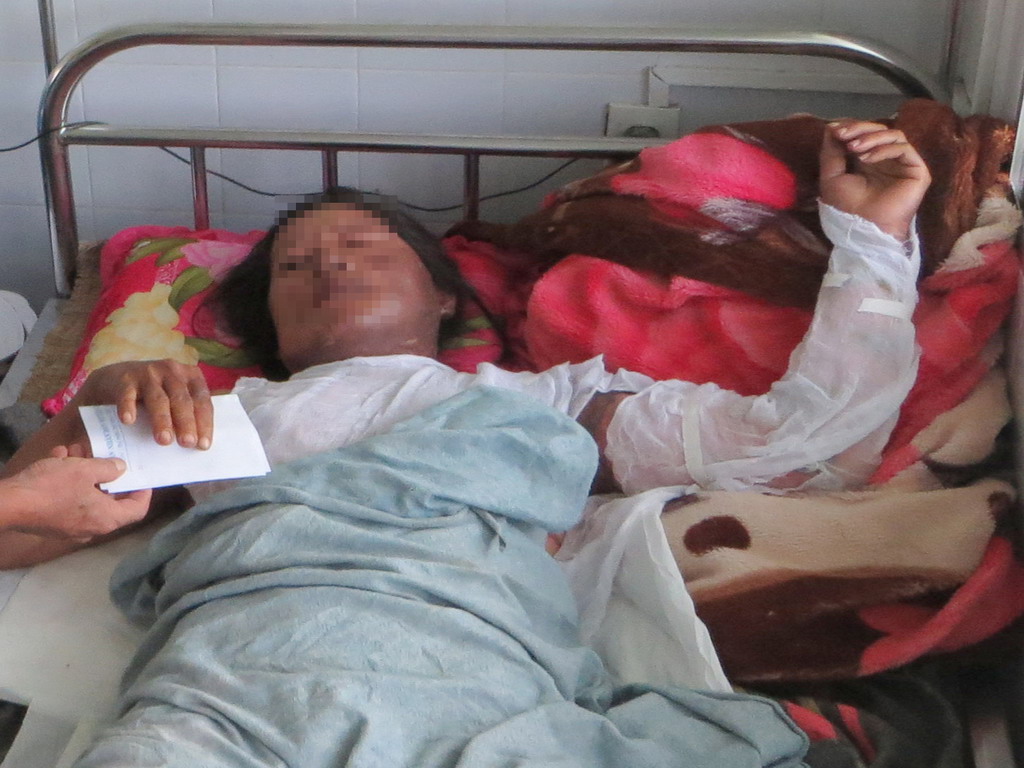 Chị Huỳnh Thị Huệ đang điều trị tại Bệnh viện đa khoa tỉnh Quảng Nam. 