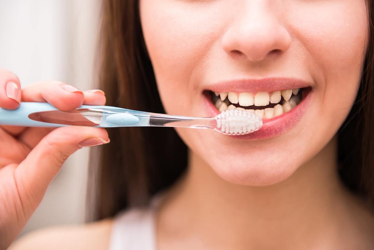 Tránh thói quen vừa đánh răng vừa làm việc khác - Ảnh: Shutterstock