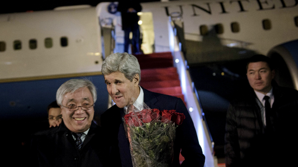 Ngoại trưởng Mỹ John Kerry tại sân bay quốc tế Astana ở Kazakhstan - Ảnh: Reuters