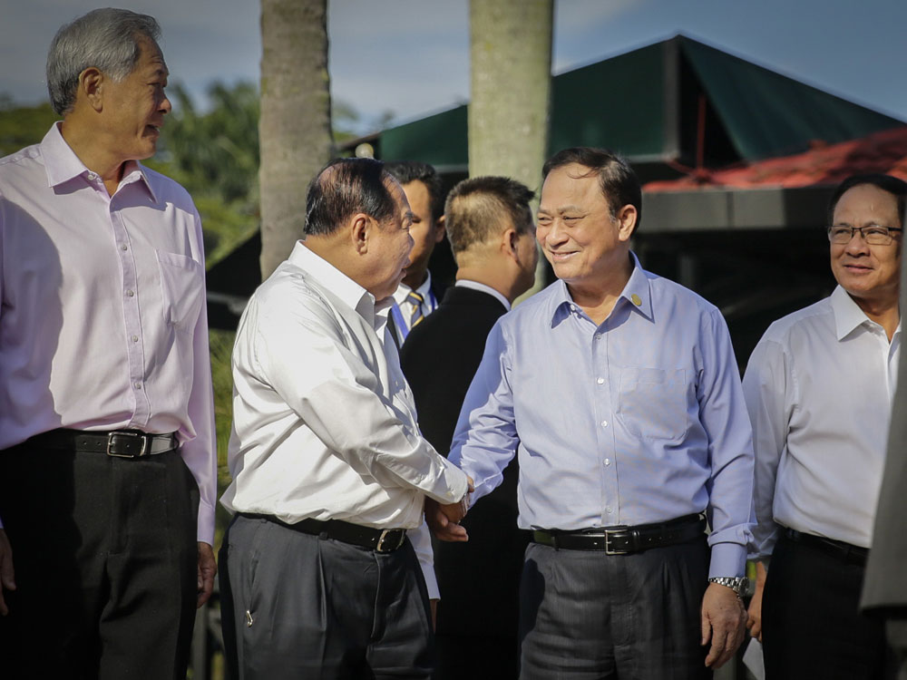 Thứ trưởng Bộ Quốc phòng Nguyễn Văn Hiến (thứ hai, từ phải sang) dẫn đầu đoàn VN dự ADMM lần này - Ảnh: Lam Yên