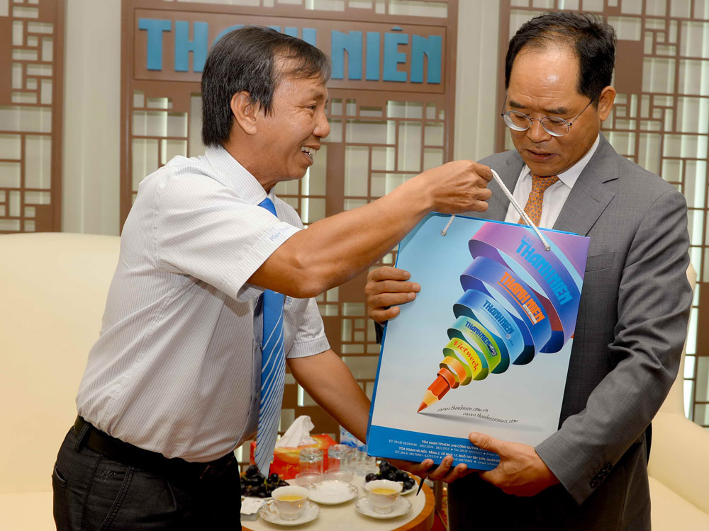 Ông Nguyễn Quang Thông trao quà lưu niệm cho ông Park Noh-wan - Ảnh: Diệp Đức Minh
