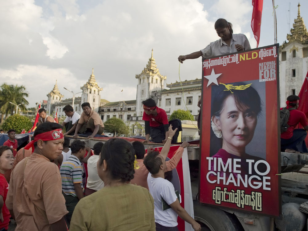 Những người ủng hộ lãnh đạo đối lập Aung San Suu Kyi dựng sân khấu chuẩn bị cho một cuộc mít tinh ở Yangon ngày 5.11 - Ảnh: AFP