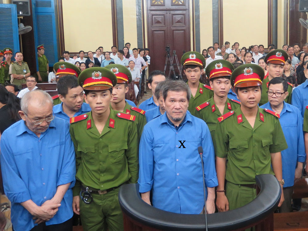 Bị cáo Dương Thanh Cường (x) cùng đồng phạm đứng nghe tòa tuyên án - Ảnh: Phan Thương