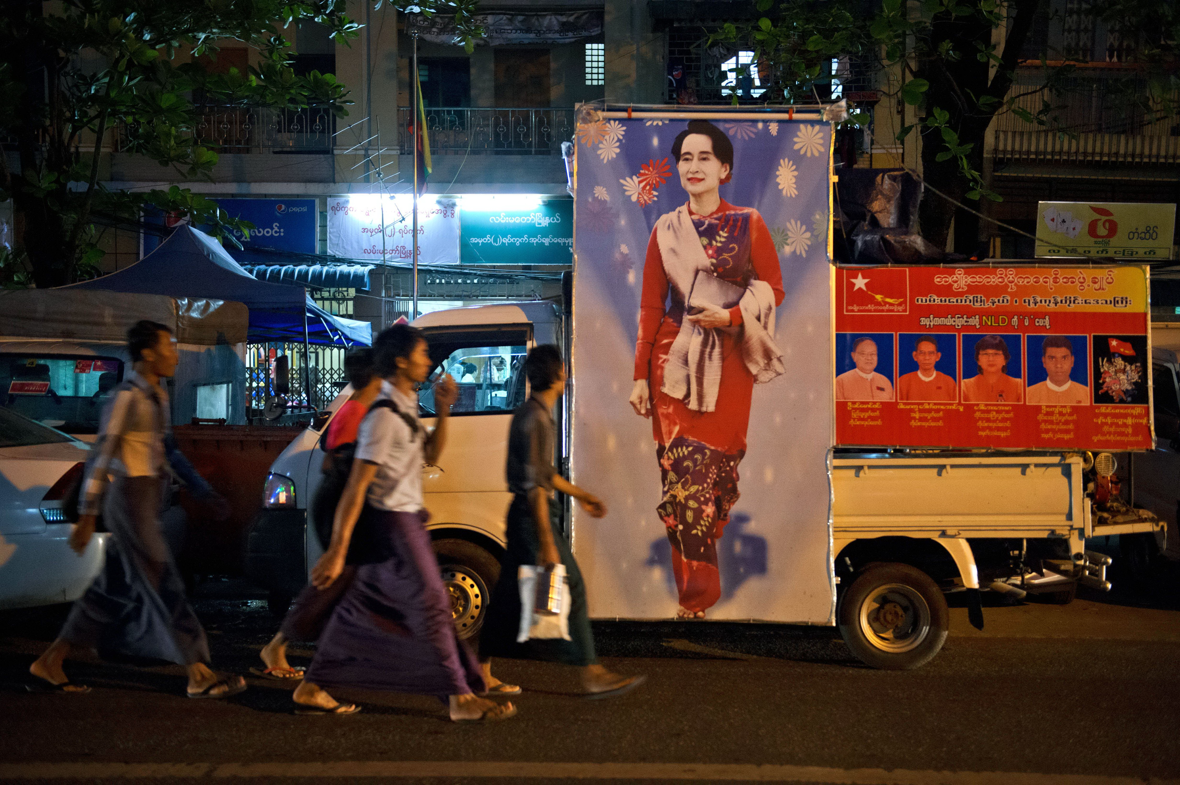 Chân dung thủ lĩnh đối lập Aung San Suu Kyi trong một cuộc tuần hành vận động tranh cử ở Yangon 	- Ảnh: AFP