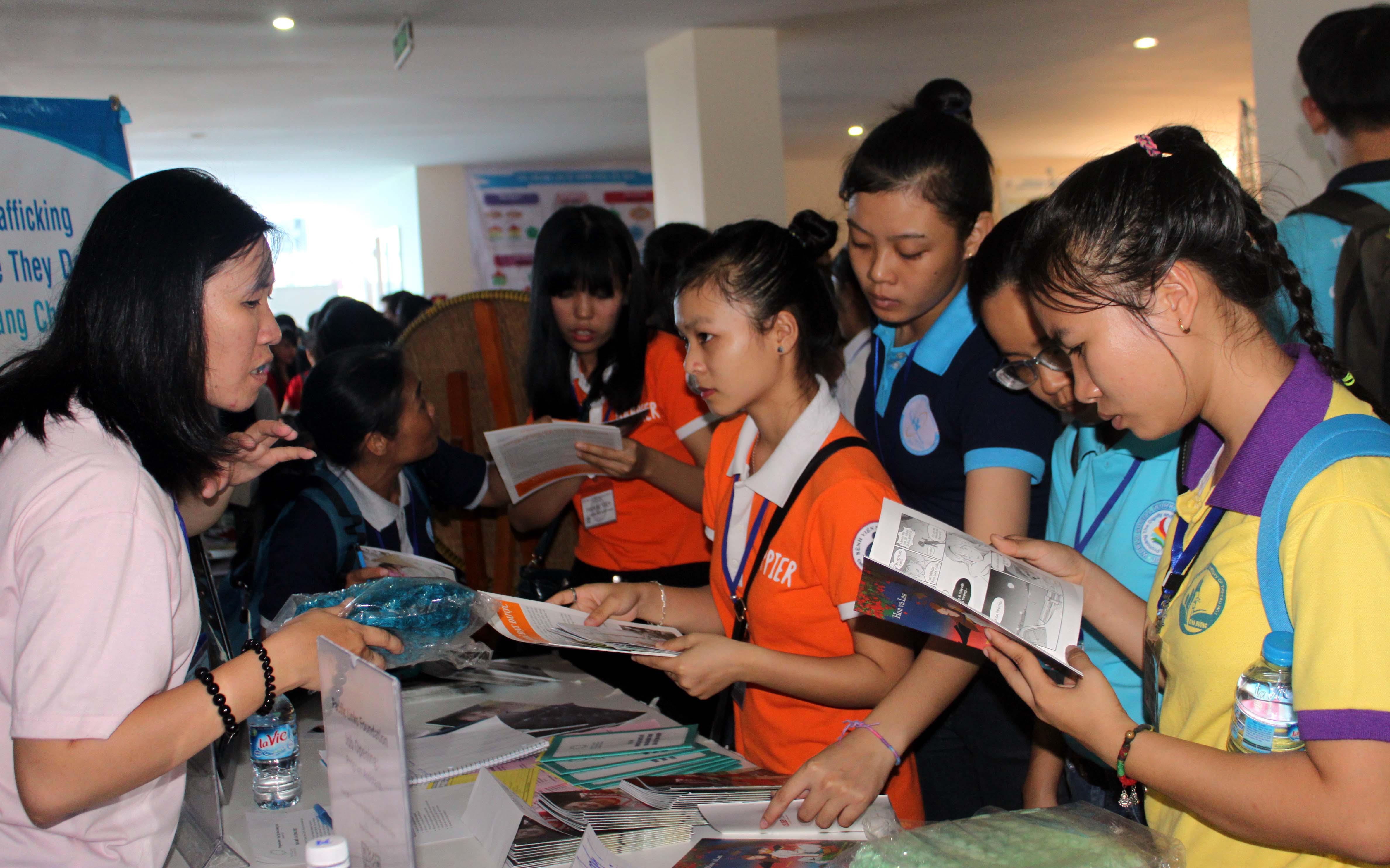 Khá đông sinh viên đến tham gia những hoạt động kỷ niệm Ngày CTXH thế giới lần thứ 18 tại Việt Nam - Ảnh: Như Lịch
