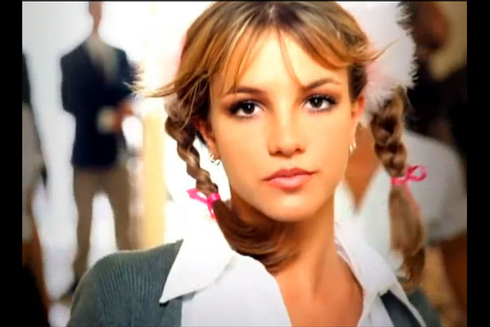 Britney Spears trong MV ca khúc Baby One More Time - Ảnh chụp từ clip