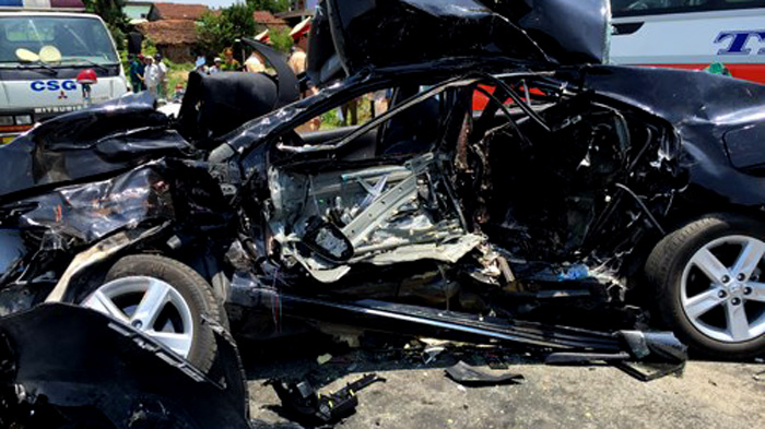 Ô tô Camry bị xe khách đâm nát khiến 7 người chết, trong đó có 1 thai phụ - Ảnh: Nguyễn Tú