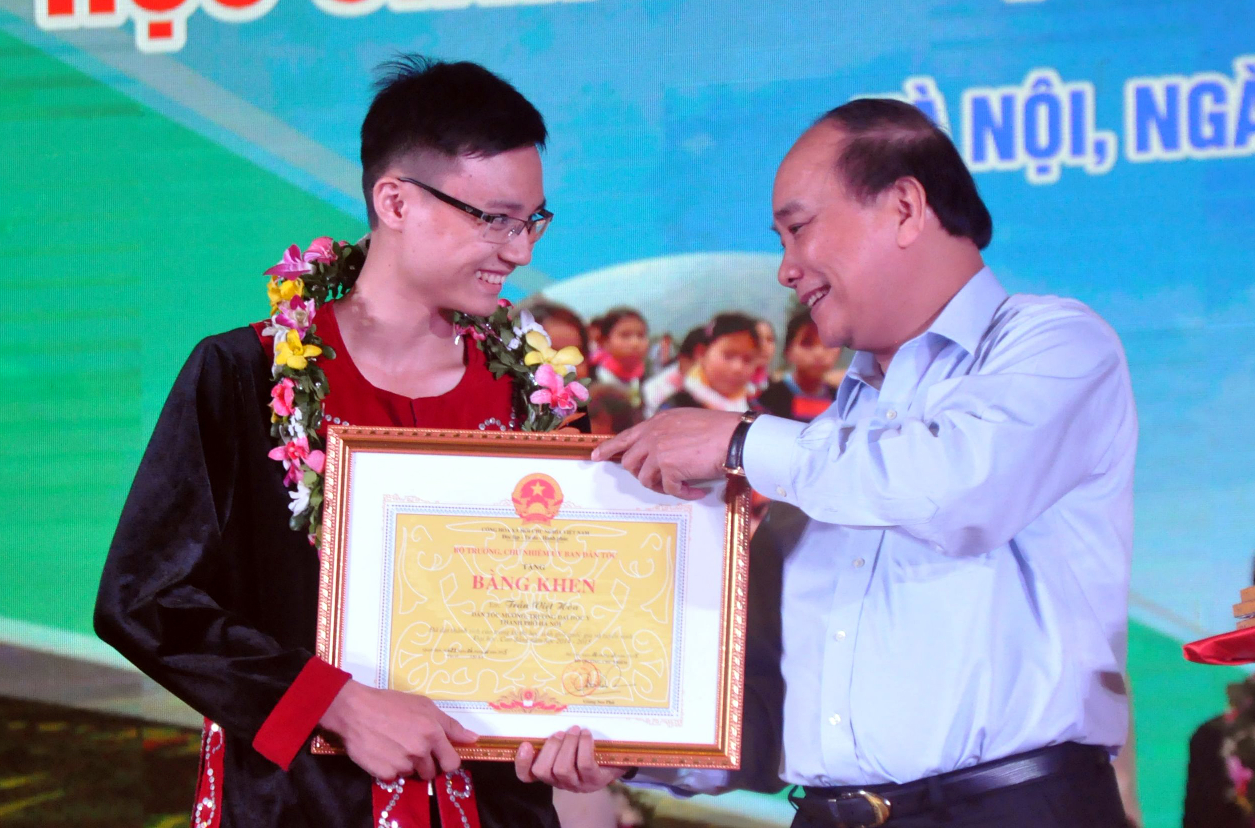 Phó thủ tướng Nguyễn Xuân Phúc tặng bằng khen tuyên dương học sinh dân tộc thiểu số học giỏi - Ảnh: Hoàng Phan 