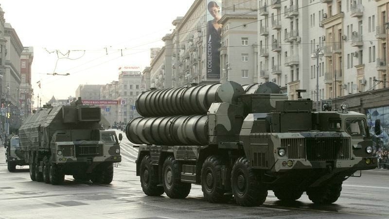 Hệ thống tên lửa phòng không S-300 của Nga - Ảnh: Reuters