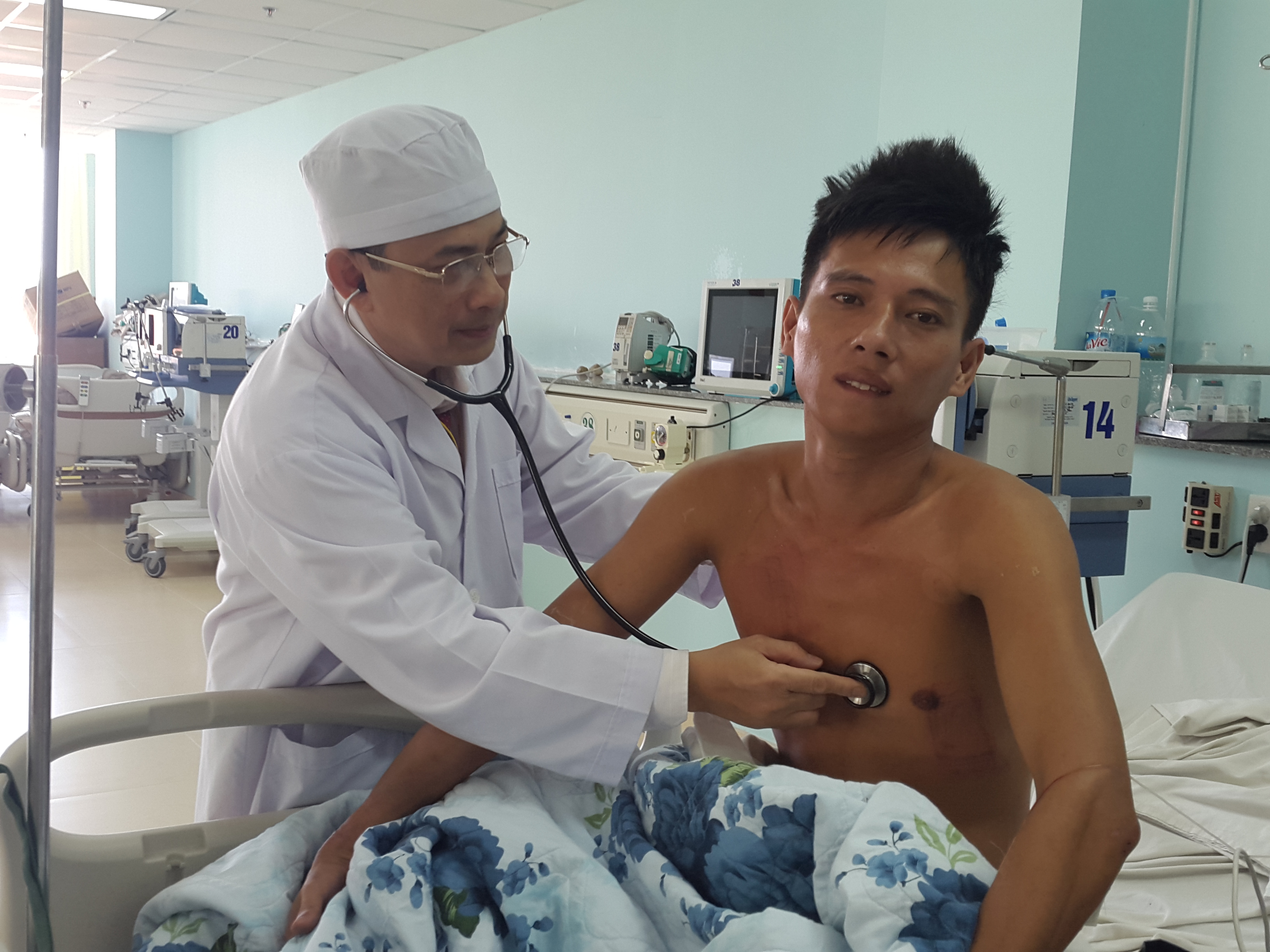 Bác sĩ Đạt thăm khám cho bệnh nhân Phúc - Ảnh: Nguyễn Long
