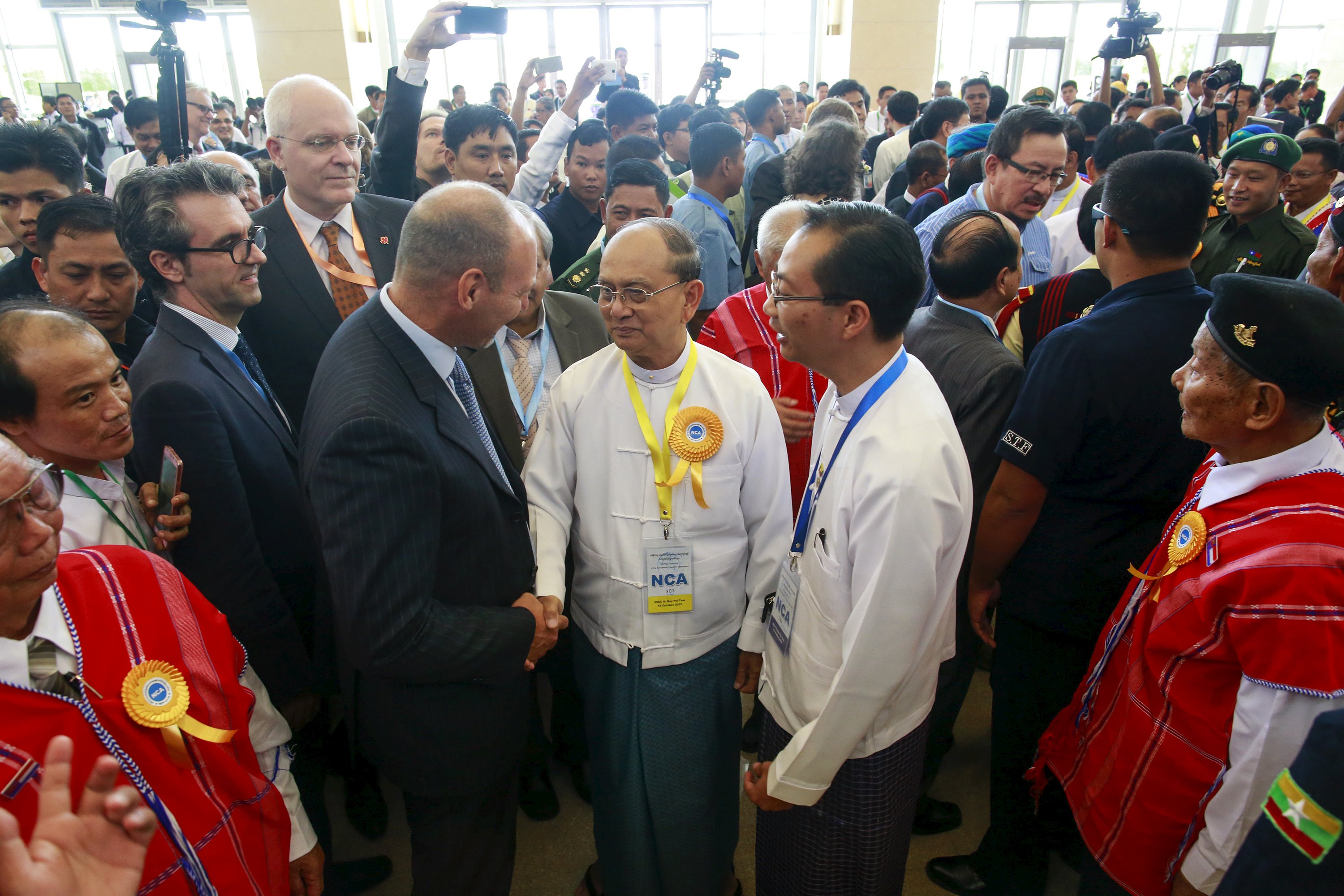 Tổng thống Thein Sein (giữa) là người góp công lớn trong quá trình cải cách của Myanmar - Ảnh: Reuters