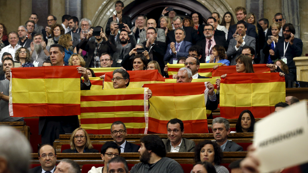 Nghị viện vùng Catalonia trong buổi bỏ phiếu thông qua nghị quyết ly khai - Ảnh: Reuters