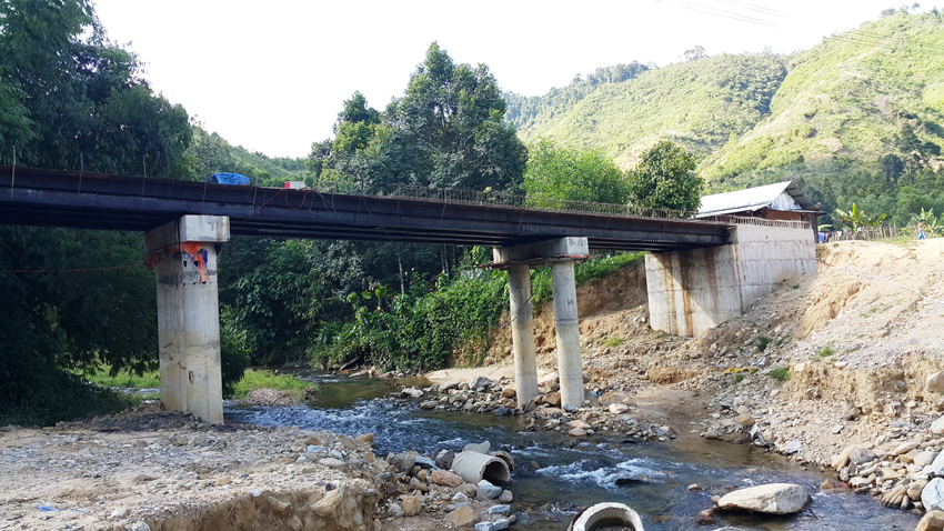 Cầu xây kiên cố tại xã Sông Kôn - sẽ dần thay thế cầu treo xuống cấp ở H.Đông Giang - Ảnh: D.H
