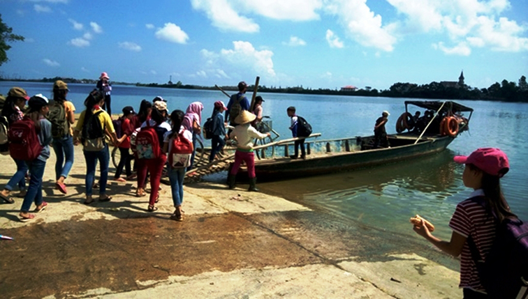 Nguy hiểm rình rập các em học sinh trên những chuyến đò ngang - Ảnh: Phan Thủy