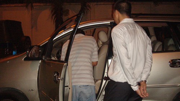 Một trong số đối tượng thuộc đường dây dùng giấy tờ giả thuê ô tô đi bán bị bắt trước đó tại Cần Thơ - Ảnh: Mai Trâm