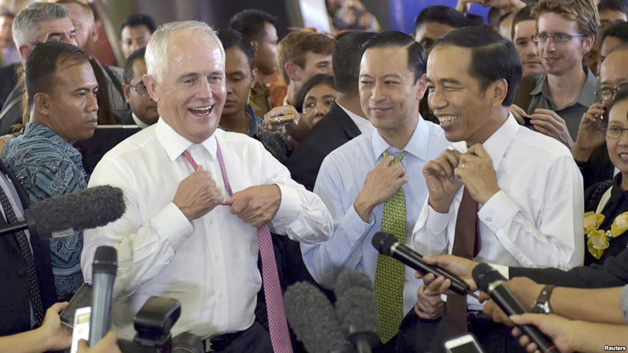 Thủ tướng Úc Malcolm Turnbull (trái) và Tổng thống Indonesia, Joko Widodo thăm chợ bán lẻ Tanah Abang tại Jakarta, ngày 12.11.2015 - Ảnh: Reuters