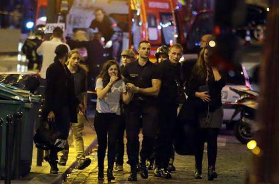 Lực lượng cứu hộ sơ tán người dân sau cuộc tấn công ở Paris - Ảnh: AFP