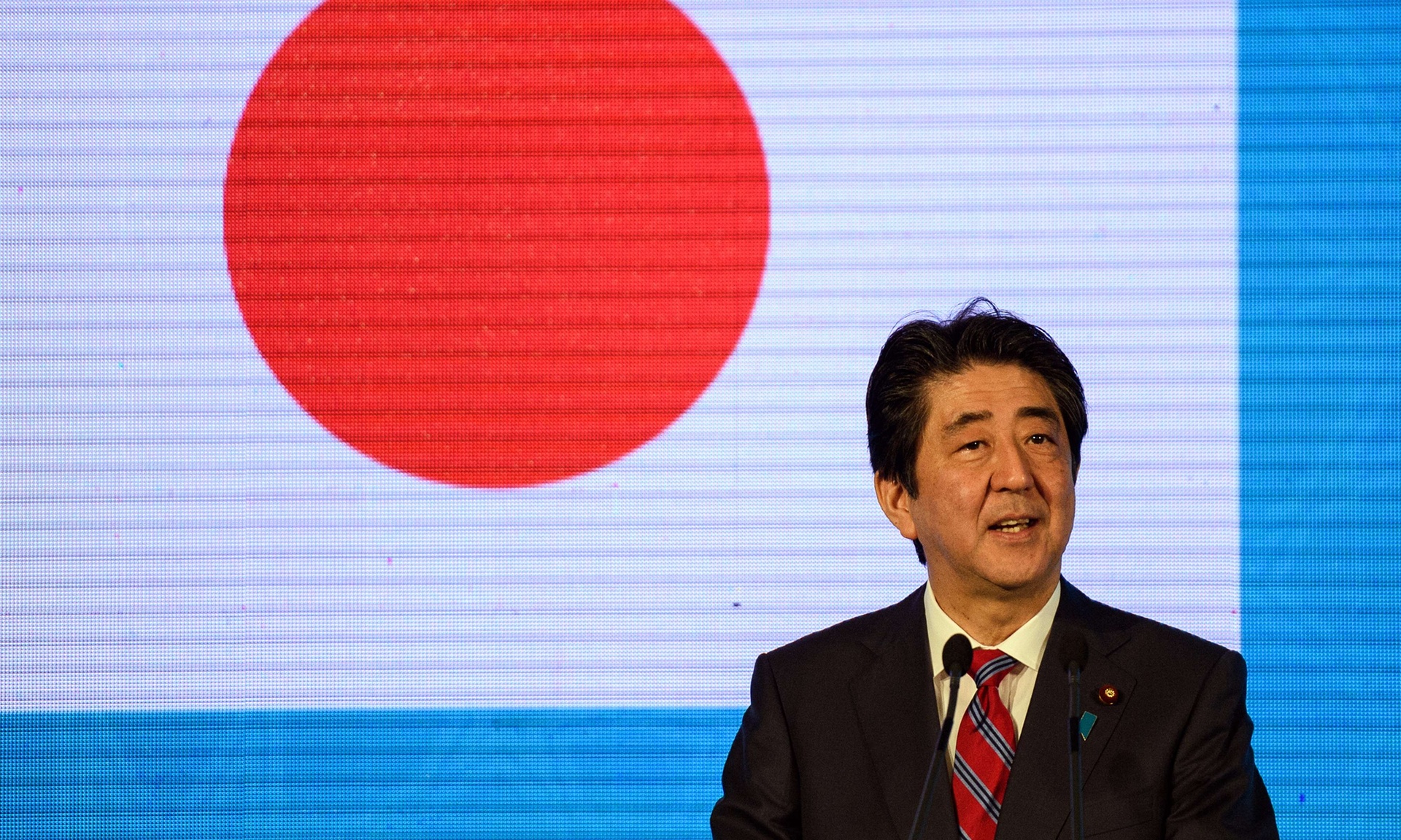  Thủ tướng Nhật Bản Shinzo Abe nói loạt tấn công khủng bố ở Paris là sự thách thức đối với những giá trị mà Nhật và Úc cùng chia sẻ - Ảnh: AFP