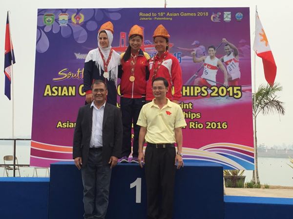 Trương Thị Phương (đứng giữa) trên bục vinh quang tại giải đua thuyền châu Á 2015 - Ảnh: Mai Anh