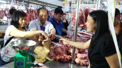 Thịt heo đạt tiêu chuẩn VietGAP bán tại chợ Hòa Bình - Ảnh: Chí Nhân