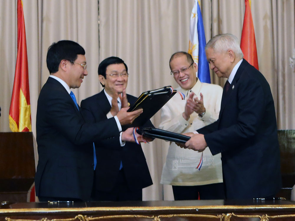 Tổng thống Philippines Benigno Aquino III và Chủ tịch nước Trương Tấn Sang chứng kiến lễ ký thỏa thuận thiết lập Đối tác chiến lược giữa VN và Philippines - Ảnh: TTXVN