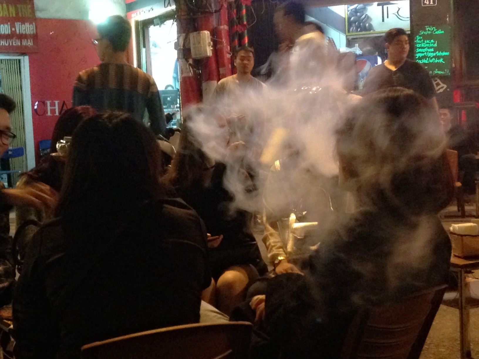 Nhiều quán trên phố cổ Hà Nội tràn ngập khói shisha