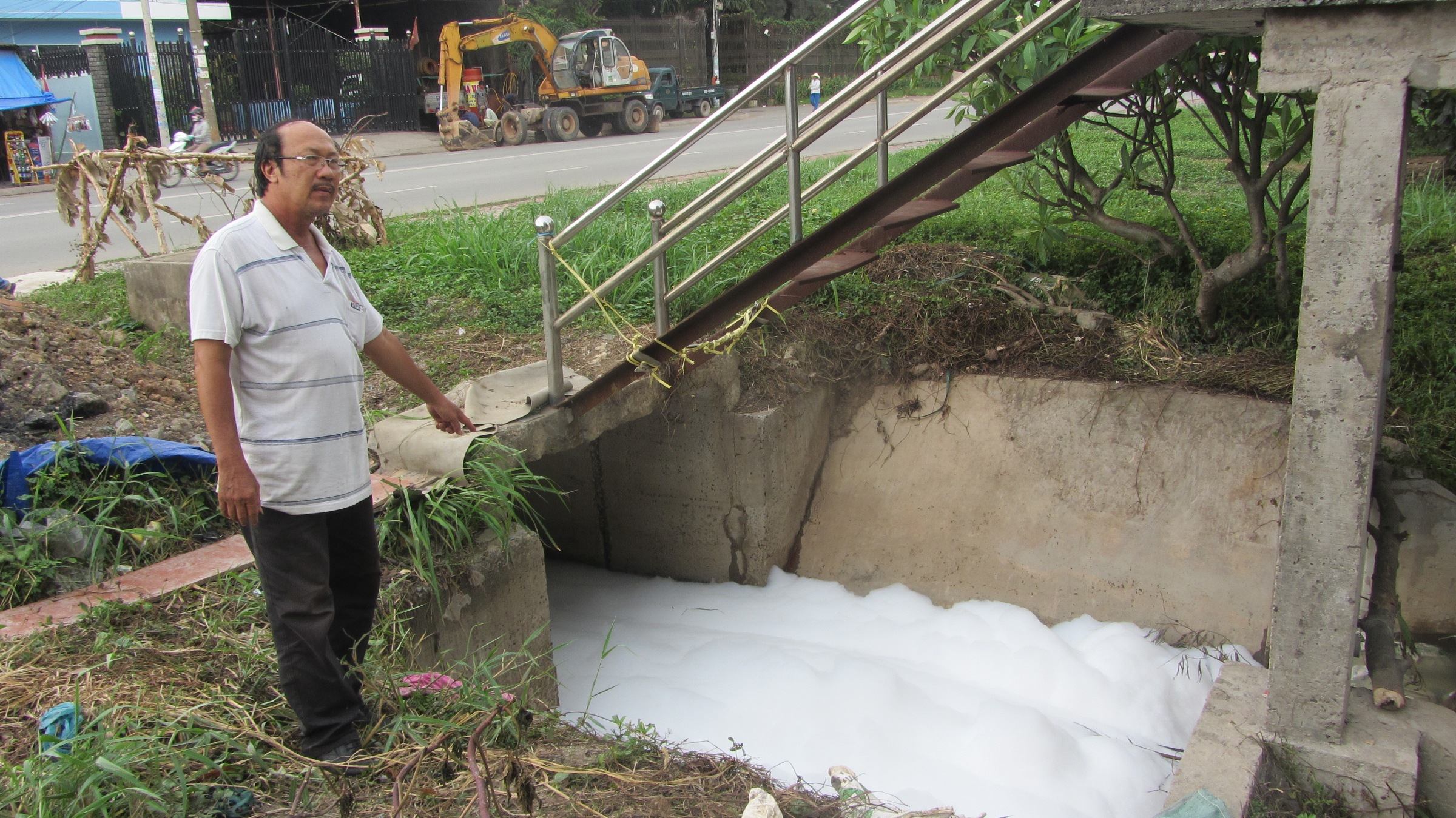  Người dân bức xúc vì nước thải từ KCN Biên Hòa 1 sủi bọt trắng, bốc mùi hôi thối - Ảnh: Tiểu Thiên