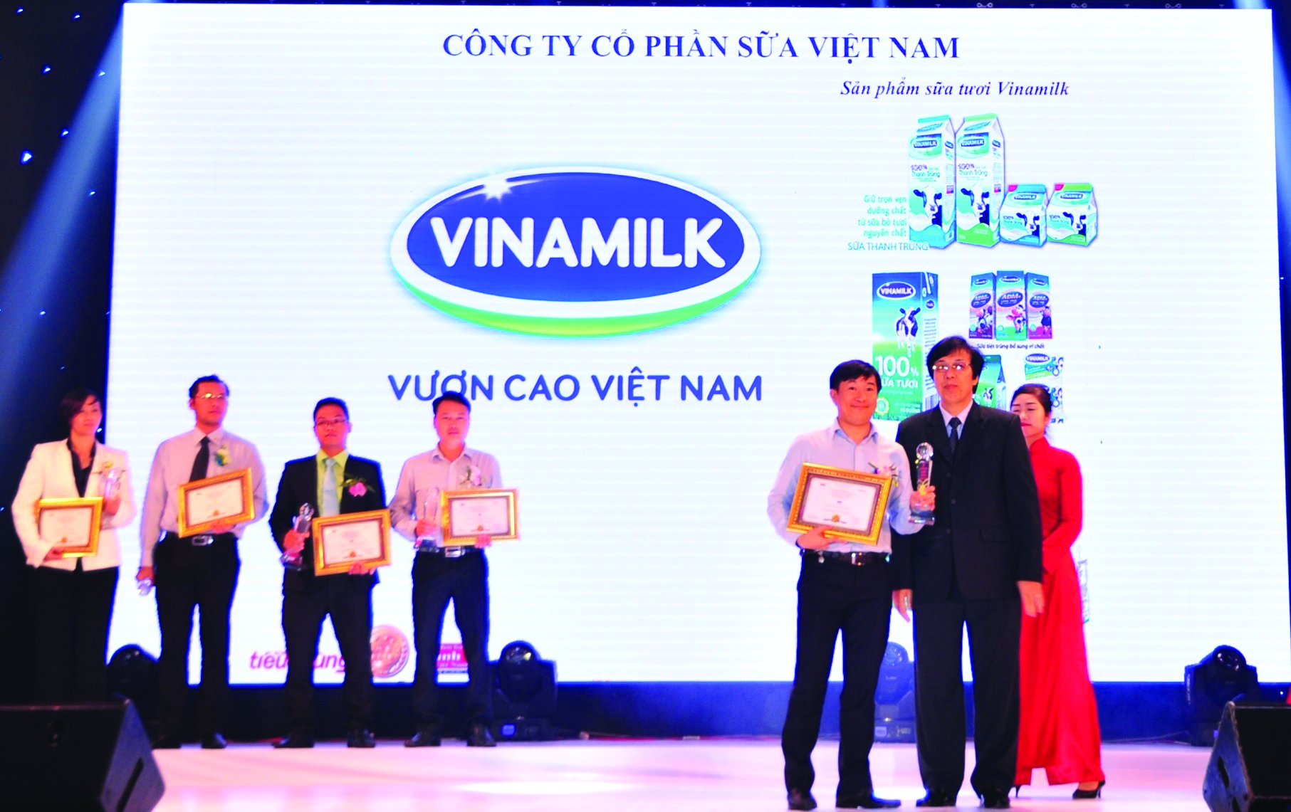Ông Đỗ Thanh Tuấn, Trưởng bộ phận đối ngoại Vinamilk đại diện công ty nhận giải thưởng tại lễ công bố thương hiệu “Tin và dùng” - Ảnh: Hà Phan
