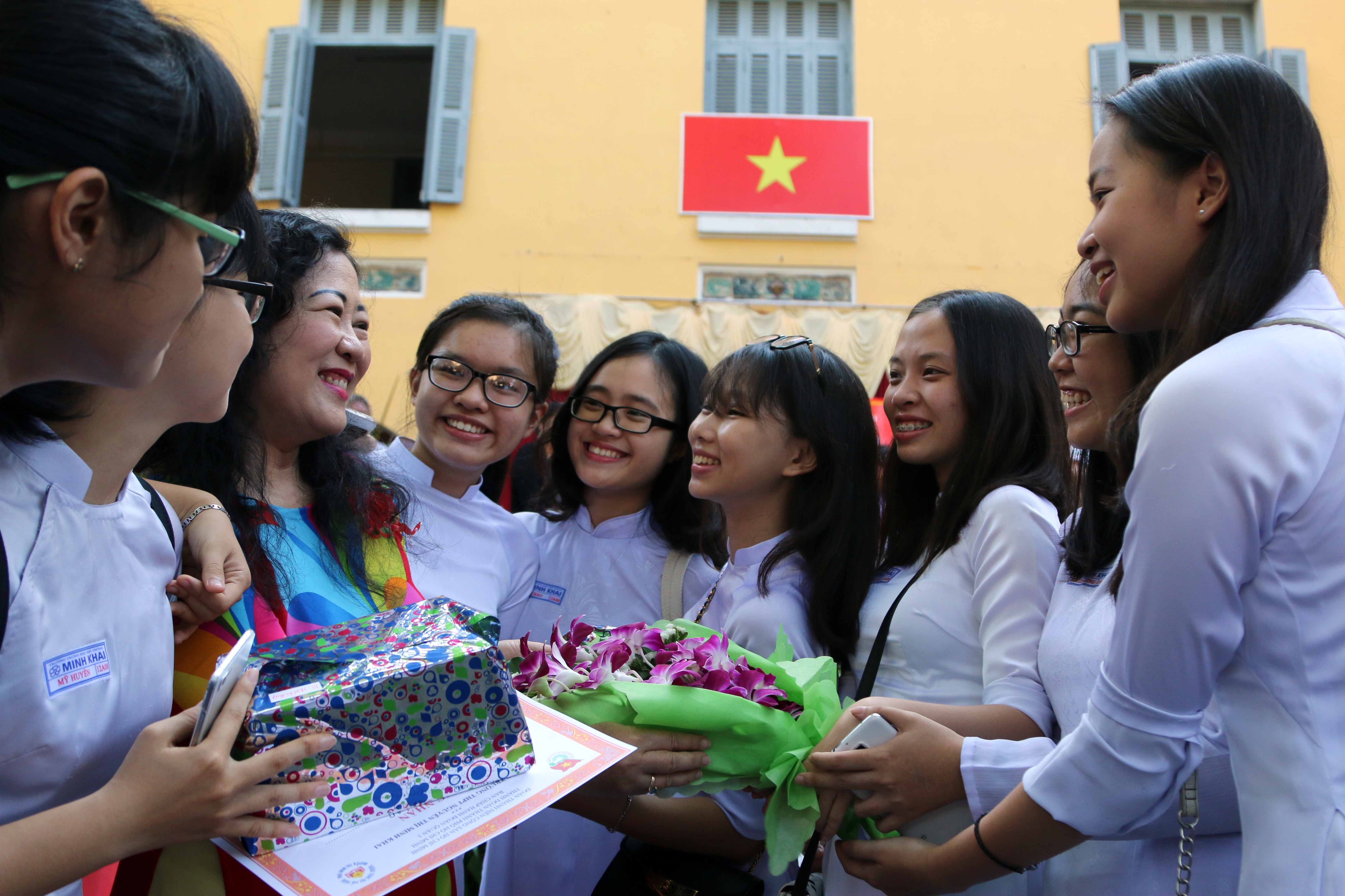 Cô trò Trường THPT Nguyễn Thị Minh Khai (TP.HCM) mừng ngày Nhà giáo VN - Ảnh: Đào Ngọc Thạch
