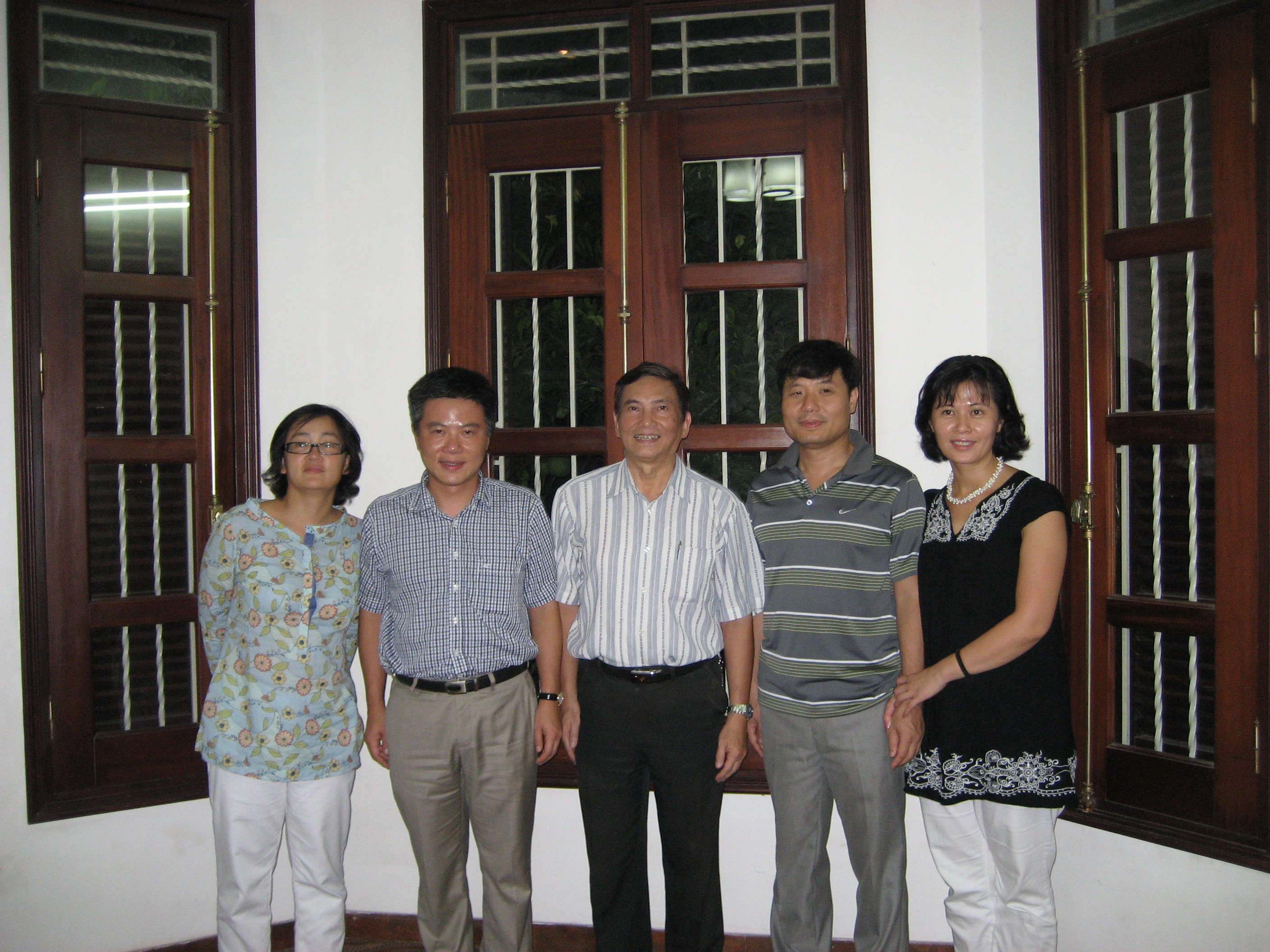 Thầy Tôn Thất Thân (giữa) cùng vợ chồng Ngô Bảo Châu (trái) và 
vợ chồng Vũ Hà Văn
Ảnh: Nhân vật cung cấp