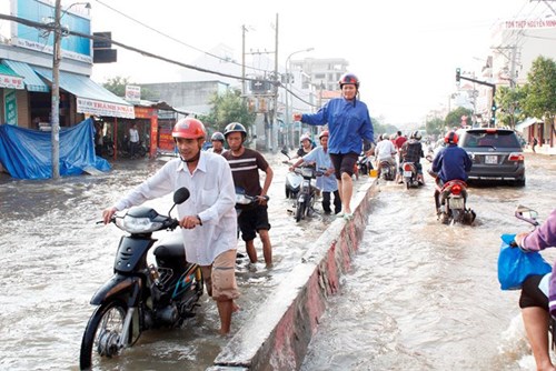 Người dân TP.HCM khốn khổ vì triều cường ngập nhà, ngập đường - Ảnh: Phạm Hữu