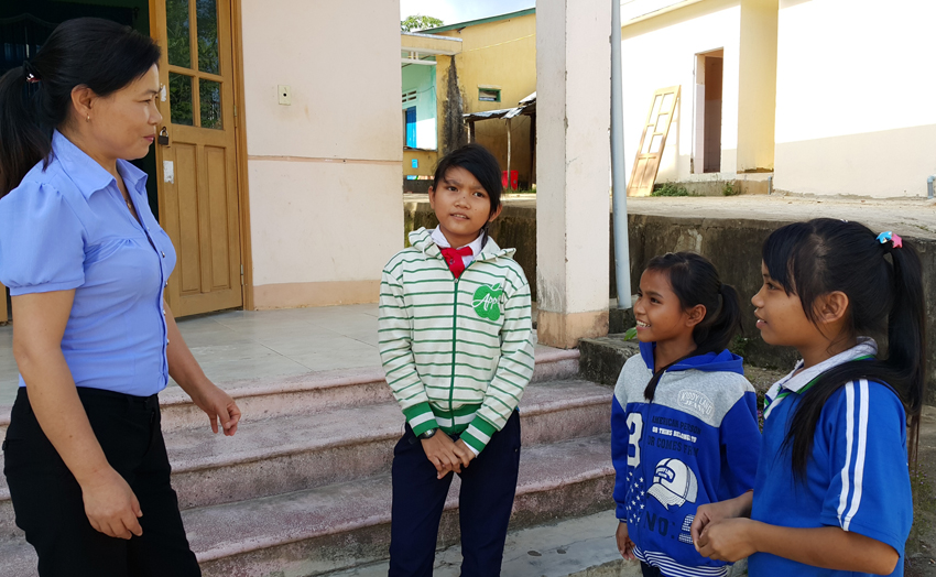 Cô giáo Nguyễn Thị Mùi trò chuyện với những học sinh của mình - Ảnh: Diệu Hiền