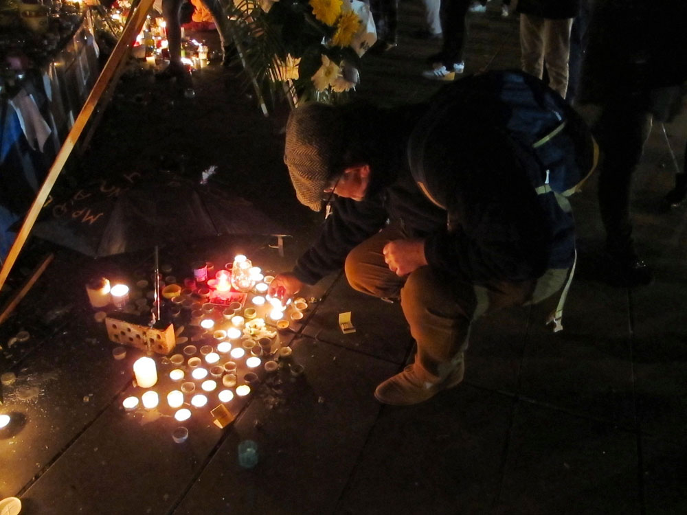 Người dân Paris đang cố vượt qua ký ức kinh hoàng của vụ tấn công ngày 13.11 - Ảnh: Lan Chi