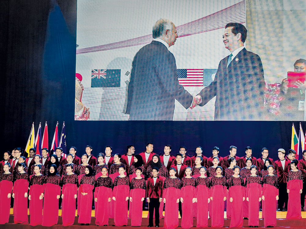 Thủ tướng Malaysia Najib Razak đón Thủ tướng Nguyễn Tấn Dũng tại lễ khai mạc hội nghị - Ảnh: Lam Yên