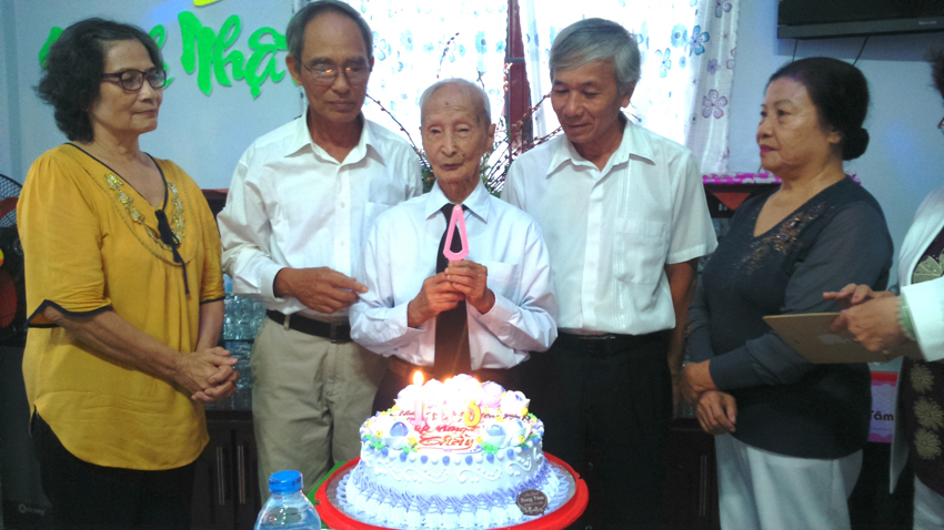 Thầy giáo Nguyễn Thúc Tuân (đứng giữa) trong buổi tiệc mừng sinh nhật thứ 102 - Ảnh: B.N.L