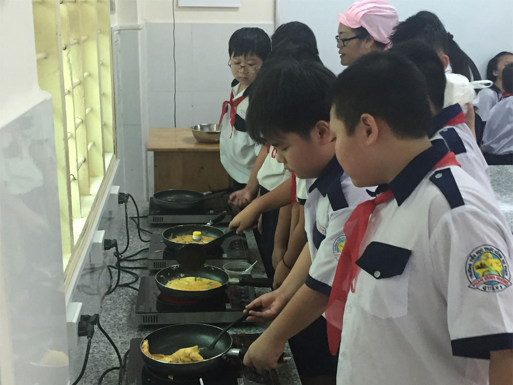 Học sinh Trường tiểu học Phan Đình Phùng (Q.3) tập chiên trứng - Ảnh: K.H