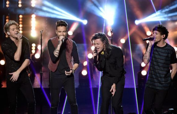 Mặc cho những rắc rối xảy ra, One Direction vẫn ẵm trọn các giải thưởng quan trọng của năm nay - Ảnh: Reuters