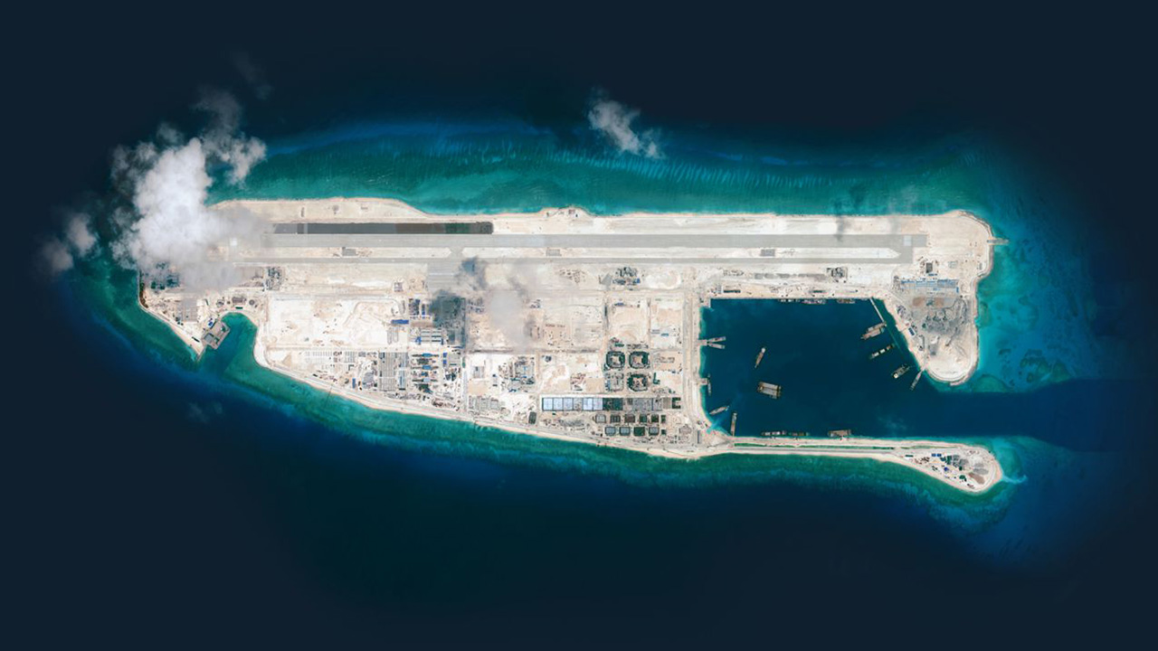 Đá Chữ Thập ở quần đảo Trường Sa của Việt Nam bị Trung Quốc chiếm đóng, bồi đắp thành đảo nhân tạo cùng đường băng và các cơ sở quân sự. Ảnh chụp tháng 9.2015 - Ảnh: Airbus DS