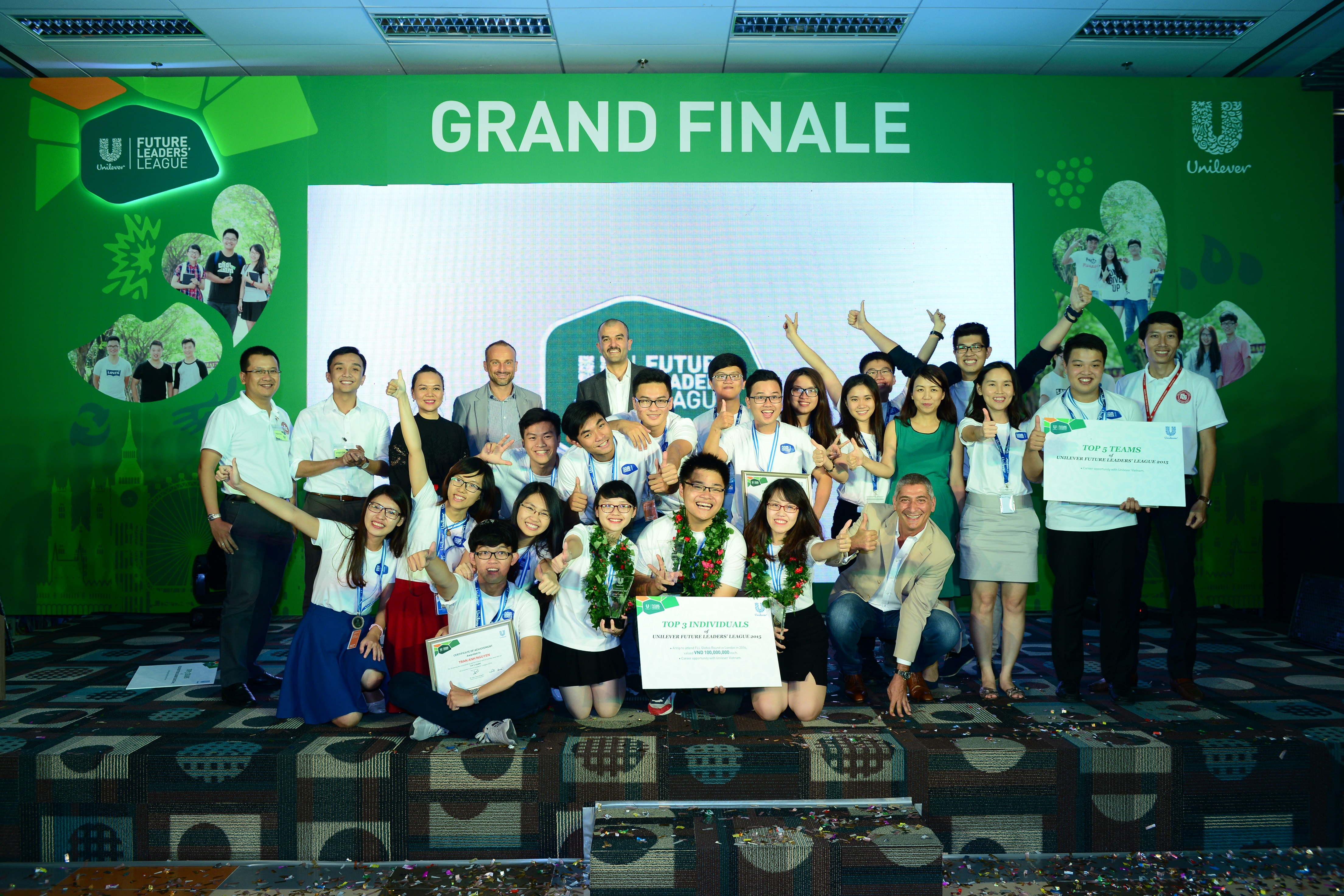  Các đội thi chung kết UDAY và thành viên ban giám khảo cuộc thi Thách thức kinh doanh Unilever Việt Nam năm 2015 - Ảnh: Unilever Việt Nam cung cấp. 