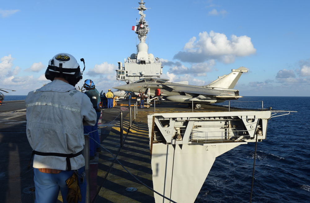 Soái hạm Charles de Gaulle sẽ tăng cường năng lực chống IS 
 - Ảnh: AFP 
