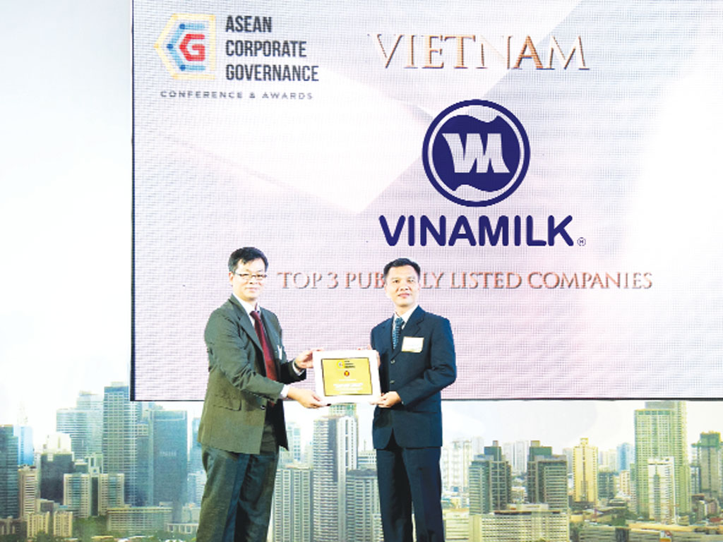Ông Nguyễn Trung - Giám đốc hoạch định chiến lược Vinamilk đại diện công ty nhận giải thưởng Công ty có điểm quản trị tốt nhất Việt Nam trong lễ trao giải Quản trị công ty khu vực ASEAN - Ảnh: Thanh Chung   