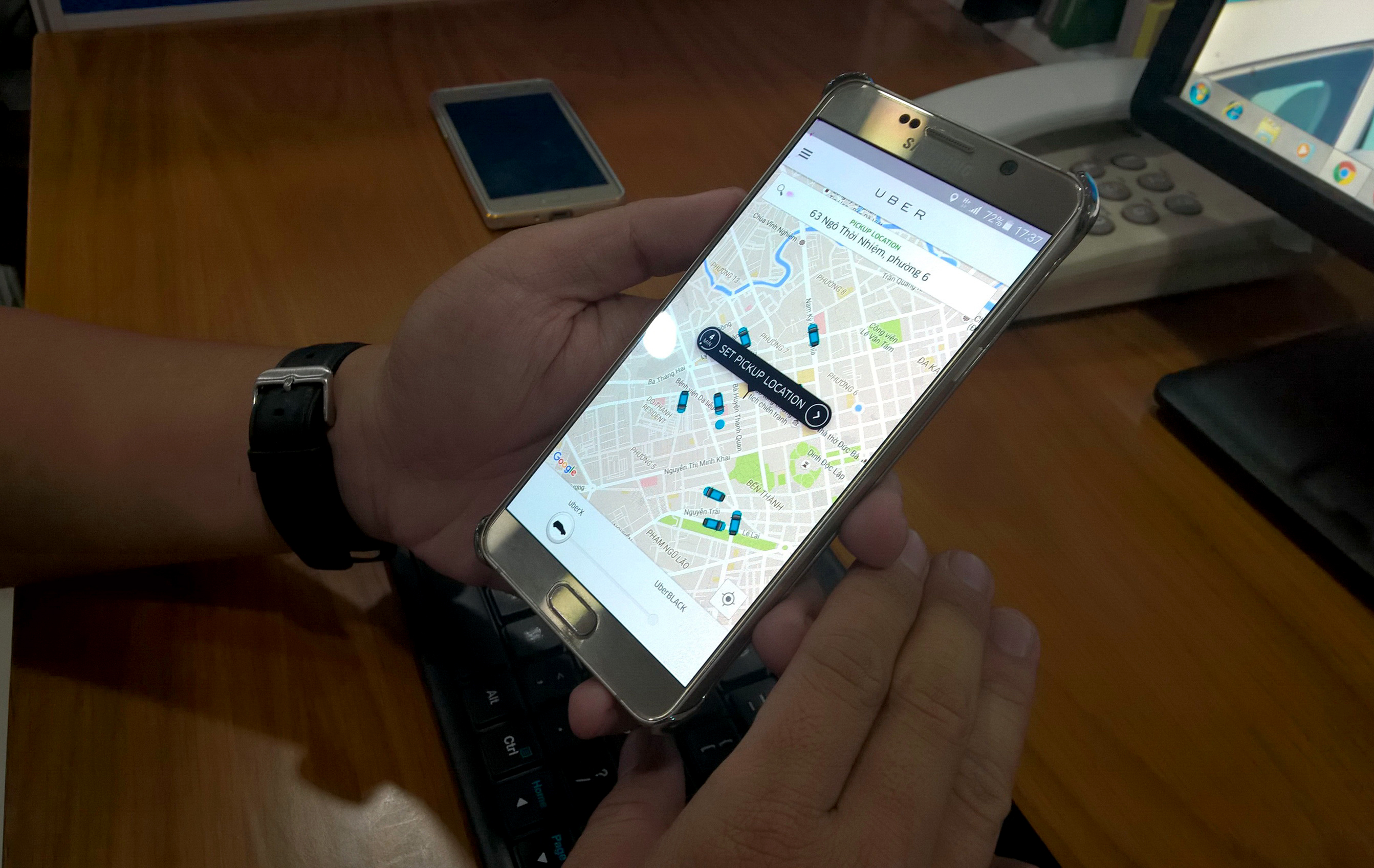 Uber ngày càng được nhiều người ưa chuộng nhờ kiểm soát được hành trình và giá cạnh tranh - Ảnh: Thái Nguyên