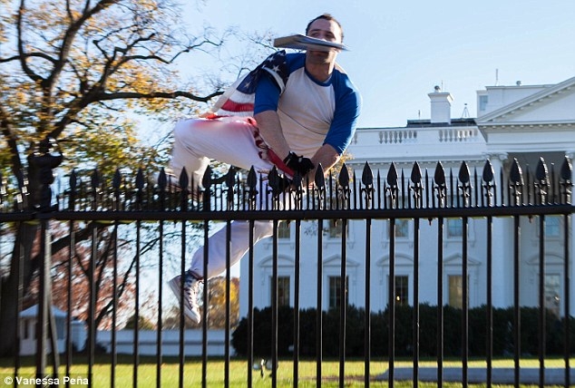 Caputo leo rào ở Nhà Trắng - Ảnh chụp màn hình Daily Mail