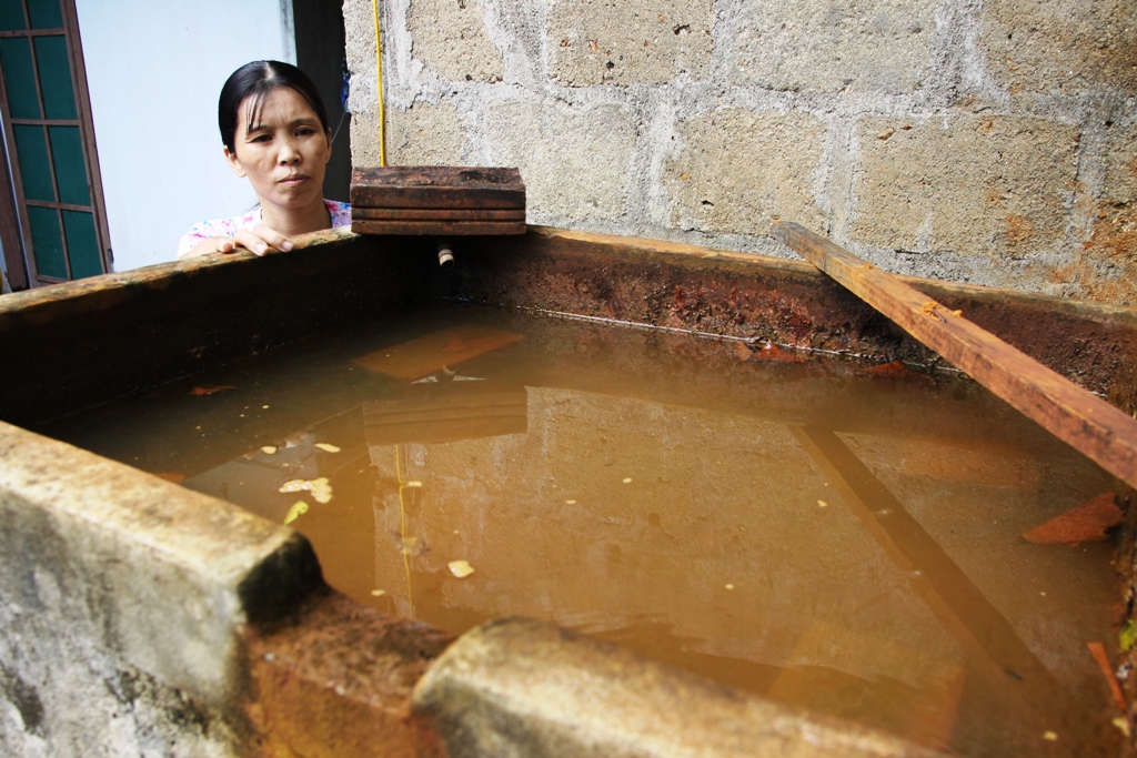 Những váng màu vàng trong nước ở thôn Lâm Xuân	 - Ảnh: Nguyễn Phúc
