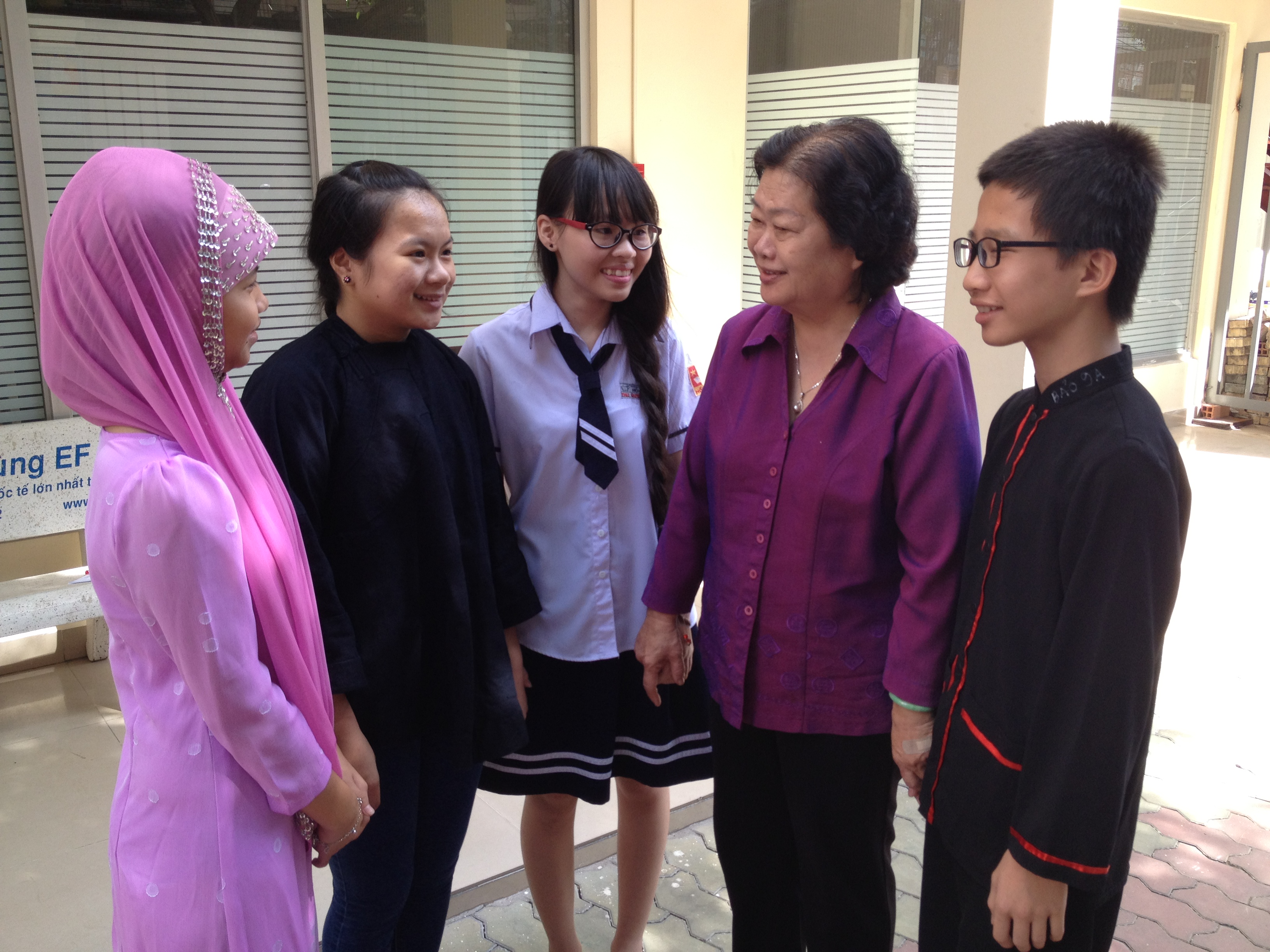 Nguyên phó Chủ tịch nước Trương Mỹ Hoa gặp gỡ 4 học sinh - Ảnh: Lê Thanh