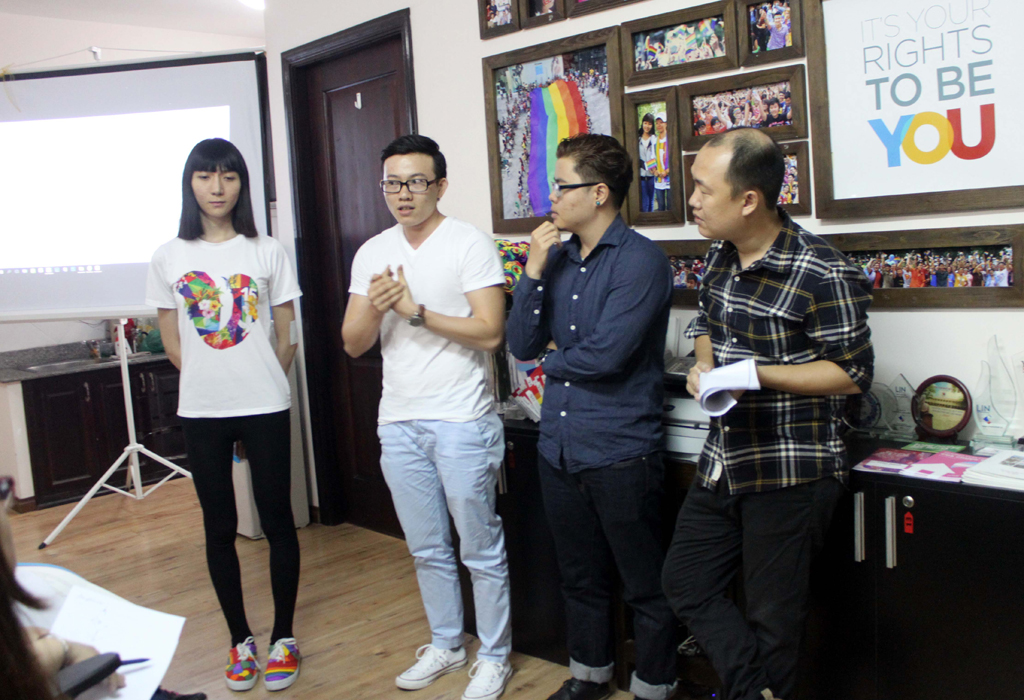 Từ trái sang: Trần An Vi, Hải Minh, Alex Trương - những người chuyển giới công khai tại TP.HCM chia sẻ những tâm tư nguyện vọng của mình vào chiều 27.11.2015 - Ảnh: Như Lịch