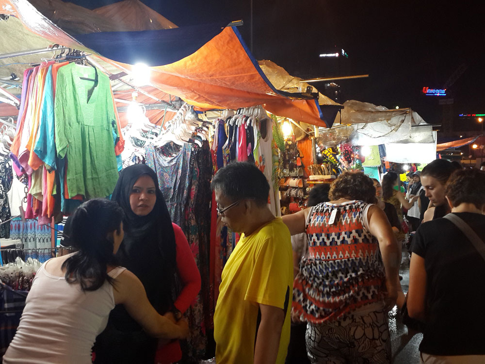 Chợ đêm Bến Thành toàn hàng nhái, kém chất lượng - Ảnh: N.T.Tâm