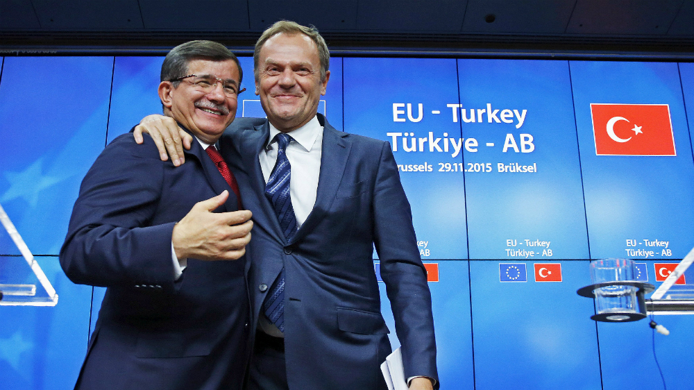 Thủ tướng Thổ Nhĩ Kỳ Ahmet Davutoglu (trái) và Chủ tịch Hội đồng châu Âu Donald Tusk trong buổi họp báo sau hội nghị EU - Thổ Nhĩ Kỳ tại Brussels (Bỉ) - Ảnh: Reuters